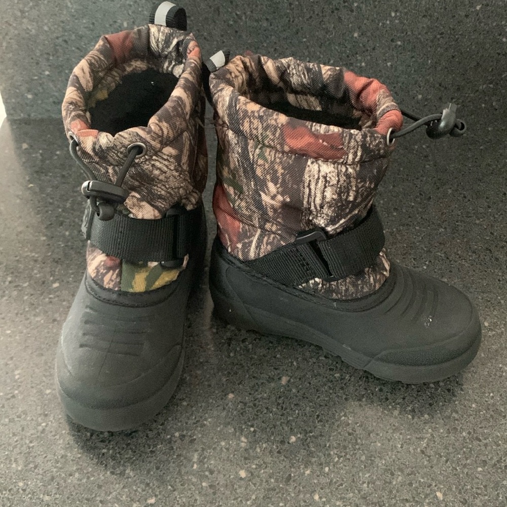 Toddler size 6 Northside camo snow boots